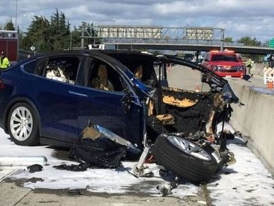 Nhiều tài xế có thói quen sử dụng điện thoại khi lái xe. Ảnh: Caradias.