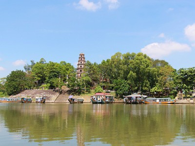 Thú vị du ngoạn thuyền rồng trên sông Hương