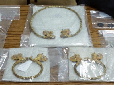 Những chiếc vương miện, vòng cổ, vòng tay và đồng xu bằng vàng mà hai bên mua bán chui.