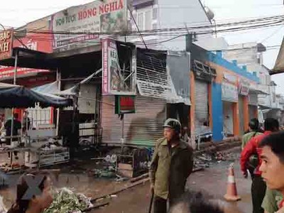 Lực lượng chức năng phong tỏa hiện trường vụ cháy. (Ảnh: TTXVN).