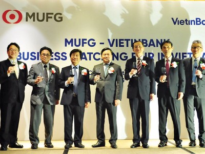 Đại diện Ban Lãnh đạo VietinBank và MUFG chúc mừng sự thành công của sự kiện.