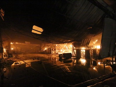 Đến 22h, lửa ở xưởng gỗ vẫn đỏ rực. Ảnh: Phước Tuấn.