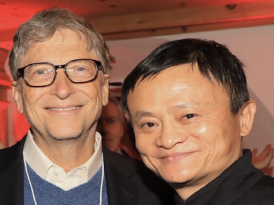 Jack Ma chụp ảnh cùng Gates tại Diễn đàn Kinh tế thế giới ở Davos, Thụy Sỹ hồi đầu năm. Ảnh: CNBC.