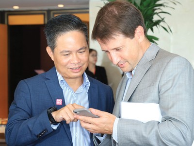 Ông Nguyễn Bá Diệp và ông Dmitry Mosolov - Tổng giám đốc Home Credit Việt Nam trò chuyện về các tính năng mới của Ví MoMo.