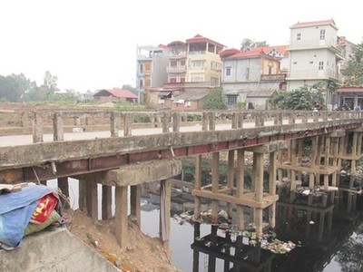 Cầu Là tại huyện Thường Tín đã xuống cấp nghiêm trọng (Ảnh: Internet).