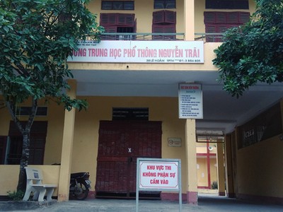 Trường cấp ba nơi bảy học sinh bị đuổi học. Ảnh: Lê Hoàng.