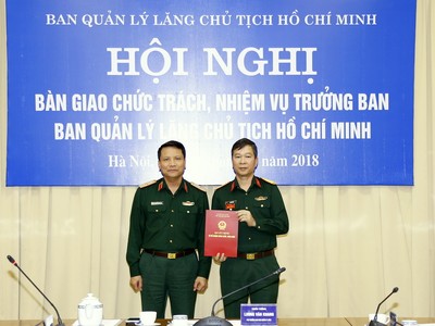 Thiếu tướng Nguyễn Văn Cương, Trưởng ban Ban Quản lý Lăng, Tư lệnh Bộ Tư lệnh Bảo vệ Lăng trao quyết định của Thủ tướng Chính phủ cho Đại tá Bùi Hải Sơn.