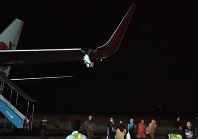 Cánh trái máy bay mang số hiệu JT633 của hãng hàng không Indonesia Lion Air bị vỡ sau khi đâm vào cột ở sân bay Fatmawati. Ảnh: CNA. 