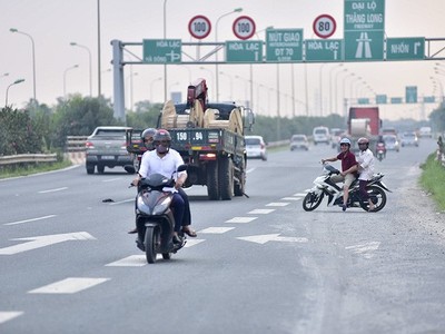 Xe máy quay đầu đi ngược chiều khi thấy lực lượng chức năng xử lý phía trước.