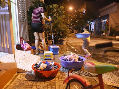 Nhiều nhà dân ở Đà Nẵng phải tranh thủ lúc thấp điểm để giặt tay vì máy giặt không đủ nước hoạt động. Ảnh: Nguyễn Đông.