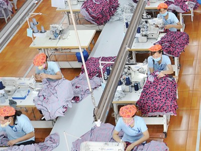 May Sông Hồng là một trong những doanh nghiệp đầu ngành may Việt Nam, với hoạt động chính là sản xuất hàng may xuất khẩu.