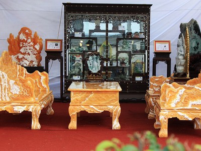 “Choáng” với bộ bàn ghế 8 tỷ đồng làm từ 50 tấn ngọc