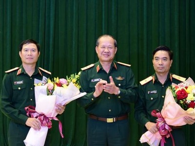 Thượng tướng Bế Xuân Trường chúc mừng Trung tướng Nguyễn Tân Cương và Thiếu tướng Nguyễn Doãn Anh được bổ nhiệm chức vụ mới. Ảnh QK4.