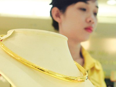 Vàng và USD là hai sản phẩm có thể mang lại thành công cho nhà đầu tư nếu đầu tư dài hạn. Trong ảnh:  Kinh doanh vàng miếng tại hệ thống cửa hàng của Công ty  SJC.  Ảnh: Đức Thanh.