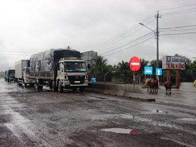 Nhiều đoạn Quốc lộ 1 qua Bình Định đã bị xuống cấp trầm trọng dù mới khai thác được 3 năm.