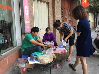 Anh Nam tất bật với công việc bán xôi của mình.