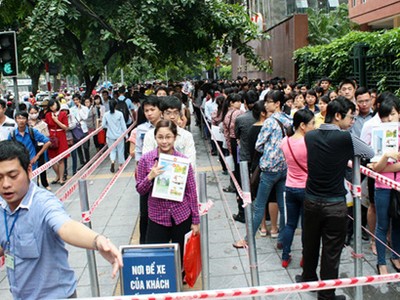 Hàng nghìn thí sinh xếp hàng nộp hồ sơ thi công chức ngành thuế Hà Nội năm 2014. Ảnh: Bá Đô.