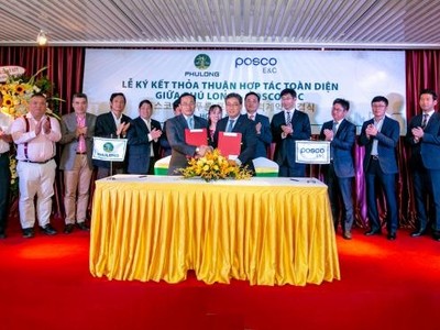 Ông Phùng Chu Cường, Tổng giám đốc Công ty Phú Long và ông Lee Young Hôn, Chủ tịch kiêm Tổng giám đốc Tập đoàn Posco E&C trao Thoả thuận hợp tác toàn diện.