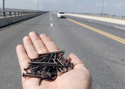 Chưa đầy 20 m có đến gần 30 cây đinh dài 5-7 cm nằm trên mặt cầu. (Ảnh: Giang Chinh).