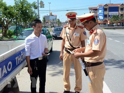 Kiểm tra, xử lý các chủ phương tiện vi phạm an toàn giao thông. (Ảnh: Phạm Kiên/TTXVN).