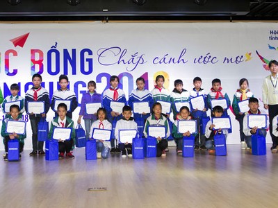 Sam sung Thái Nguyên vừa đã trao 200 suất học bổng trị giá 1 triệu đồng/suất các em học sinh có hoàn cảnh khó khăn vươn lên trong học tập ở các trường học trên địa bàn tỉnh Thái Nguyên.