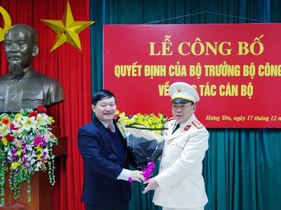 Chủ tịch UBND tỉnh Hưng Yên Nguyễn Văn Phóng chúc mừng Đại tá Nguyễn Xuân Hồng. 