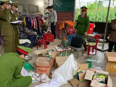 Bắt quả tang cơ sở sang chiết hơn 1 tấn mì chính và hạt nêm giả