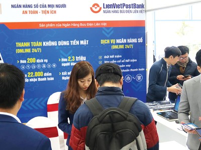 Gian hàng Ví Việt thu hút đông đảo học sinh, sinh viên và các bạn trẻ hưởng ứng tham gia.