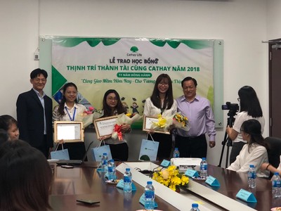 Cathay Life Việt Nam trao học bổng cho 34 sinh viên vượt khó
