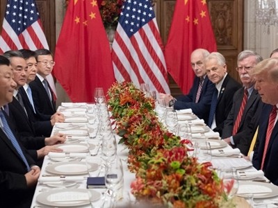 Phái đoàn của Tổng thống Mỹ Trump (phải) và Chủ tịch Trung Quốc Tập Cận Bình trong cuộc gặp bên lề G20 đầu tháng 12. Ảnh: AFP.