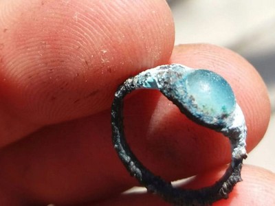 Chiếc nhẫn 2.000 năm tuổi đã bị ăn mòn và có một viên ngọc lục bảo bên trên. (Nguồn: Haaretz).