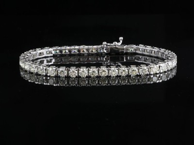 Định mua tặng vợ một chiếc vòng tay kim cương, người chồng bất ngờ nhận tới 48 chiếc y hệt. (Nguồn: Q13 Fox).