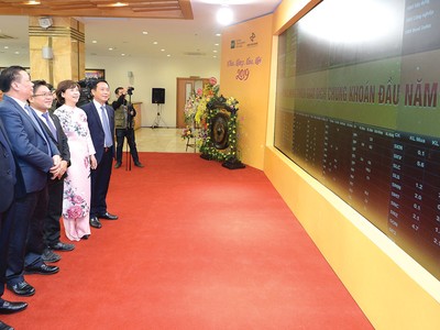 Bộ trưởng Bộ Tài chính (thứ hai) tham dự Lễ khai trương phiên giao dịch chứng khoán đầu năm 2019 tại HNX.