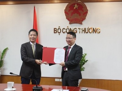Bộ trưởng Trần Tuấn Anh trao Quyết định bổ nhiệm Cục trưởng Cục Phòng vệ thương mại. (Ảnh: moit.gov.vn)