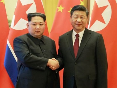 Tập Cận Bình (phải) và Kim Jong-un bắt tay trong chuyến thăm Bắc Kinh của lãnh đạo Triều Tiên tháng 3/2018. Ảnh: Reuters.