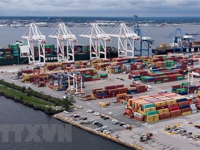 Bốc dỡ hàng tại cảng container ở Baltimore, Maryland (Mỹ). (Nguồn: AFP/TTXVN).