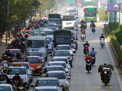 Phương tiện cá nhân lấn làn xe buýt BRT sẽ bị xử lý nghiêm. (Ảnh: Tiến Nguyên).