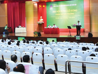 Các doanh nghiệp "họ" dầu khí liên tục tổ chức đại hội đồng cổ đông bất thường để thông qua việc thay đổi nhân sự cấp cao.