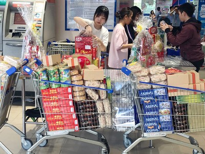 Nhu cầu việc làm trong ngành dịch vụ, thương mại tăng cao dịp Tết Nguyên đán sắp tới. Ảnh:P.M.