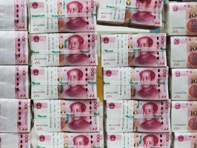 Công ty Trung Quốc xếp tiền thành núi để thưởng đều cho khoảng 5.000 nhân viên.