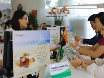 Các ngân hàng đẩy mạnh hoạt động dịch vụ nhằm giảm dần sự lệ thuộc vào hoạt động tín dụng.