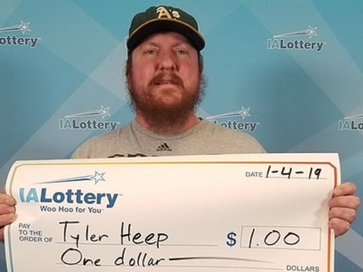 Anh Tyler đã đóng khung tấm séc treo trong nhà. Ảnh:NBC.