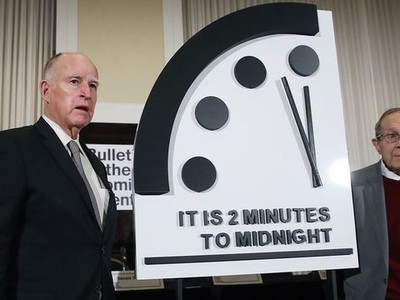 Đồng hồ ngày tận thế chỉ còn 2 phút nữa điểm nửa đêm. (Ảnh: AFP).