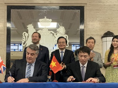 Đại diện Bộ Giáo dục và Đào tạo Việt Nam, ông Pham Quang Hưng, Cục trưởng Cục Hợp tác Quốc tế và đại diện ICAEW, ông Shaun Robetson, Giám đốc Ban Đào tạo và Văn bằng, ký kết bản ghi nhớ hợp tác.