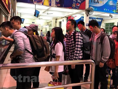 Hành khách mua vé tại bến xe Mỹ Đình. (Ảnh: Việt Hùng/Vietnam+).