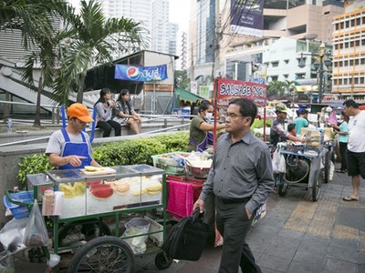 Người Việt bán hàng rong ở Thái Lan. 