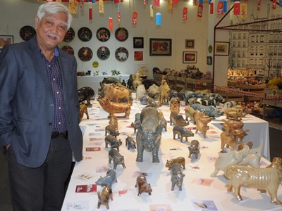 Nhà sử học Dương Trung Quốc giới thiệu bộ sưu tập lợn tại triển lãm. Ảnh: PV.