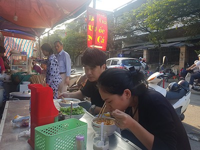 Một quán bún cá, riêu, ốc mở cửa từ ngày mùng 2 Tết tại Hà Nội. Ảnh:Nguyễn Hà.