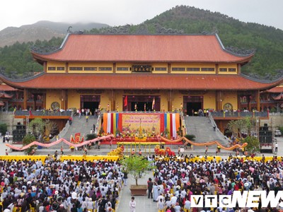 Hội xuân chùa Ba Vàng là một trong những lễ hội lớn của TP Uông Bí, tỉnh Quảng Ninh dịp đầu xuân với các hoạt động chúc phúc đầu năm và các chương trình biểu diễn nghệ thuật.