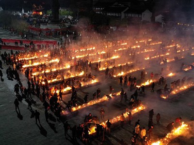 Người dân thắp hương tại đền Quy Nguyên, thành phố Vũ Hán hôm 9/2. Ảnh: AFP.